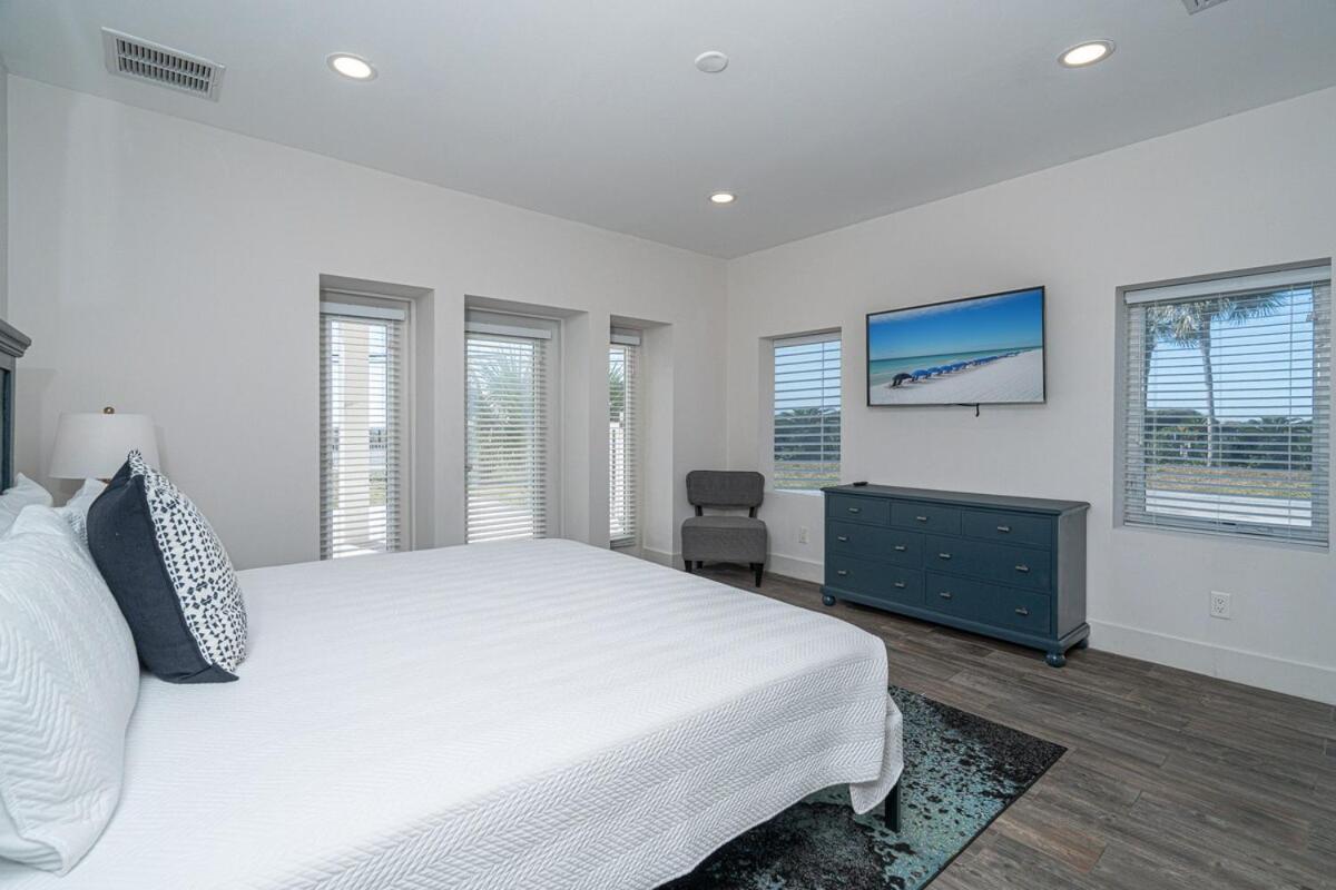 Holiday home Private Beach, Heated Pool, Gulf Front