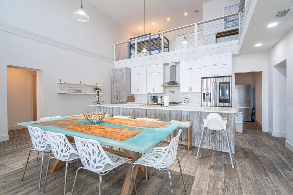Private Beach, Heated Pool, Gulf Front Holiday home *