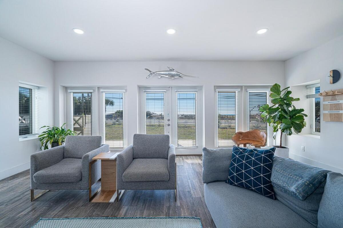 Private Beach, Heated Pool, Gulf Front Holiday home *